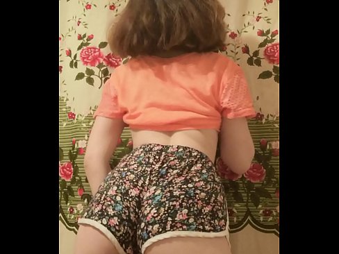 ❤️ 性感的年轻宝贝在镜头前脱下她的短裤 ❤ Hard porn❤