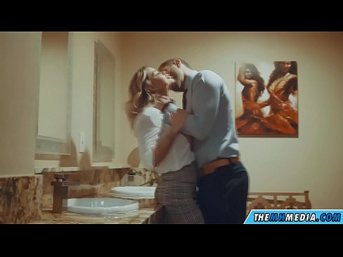 ❤️ 当一个胸大无脑的金发女郎在公共厕所里勾引你时 ❤ Hard porn❤
